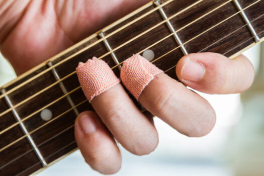 jari sakit saat bermain gitar
